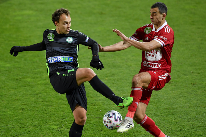 A paksi Bognár István (b) és a kisvárdai Stravos Tsoukalas a labdarúgó OTP Bank Liga 11. fordulójában játszott Kisvárda Master Good – Paksi FC mérkőzésen a kisvárdai Várkert Stadionban, 2020. november 20-án – Fotó: Czeglédi Zsolt / MTI
