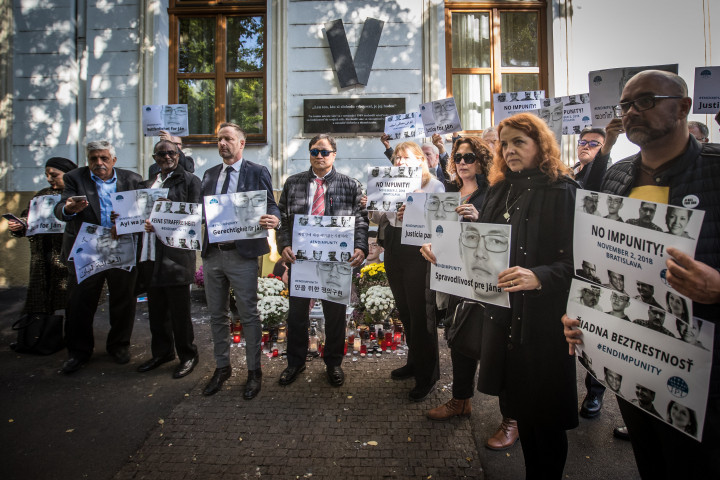 A Kuciak emlékhely előtt tüntetnek az IPI vezetőségi tagjai. Fotó: Jozef Jakubco