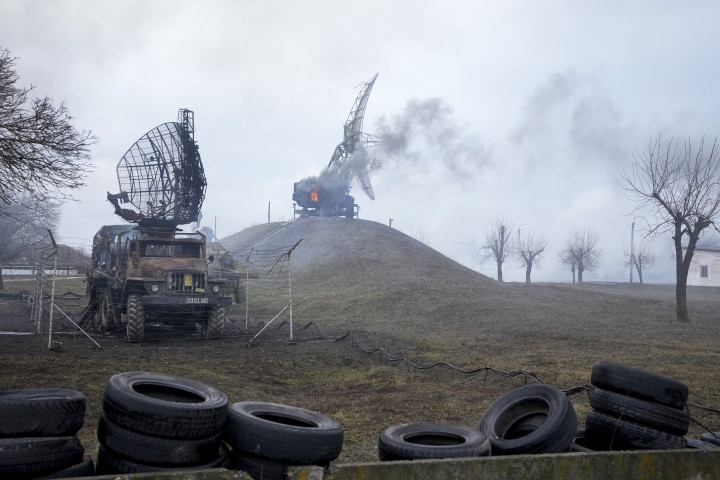 Sérült radarrendszerek és egyéb berendezések a mariupoli repülőtéren 2022. február 24-én az orosz invázió első napján – Fotó: Szergej Gric / Associated Press /MTI