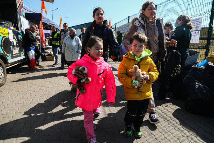 Ukrán menekültek a lengyel határ átlépése után március 24-én – Fotó: Beata Zawrzel / NurPhoto/AFP