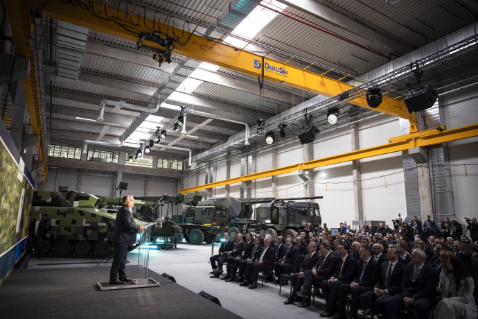 Orbán Viktor miniszterelnök beszédet mond a zalaegerszegi Lynx harcjárműgyár épületének és elkészült moduljainak ünnepélyes átadóján – Fotó: Fischer Zoltán / Miniszterelnöki Sajtóiroda / MTI