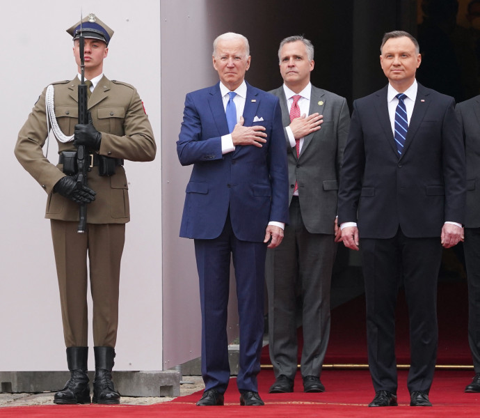 Biden mellett, a kép jobb oldalán Andrzej Duda lengyel államfő – Fotó: Janek Skarzynski