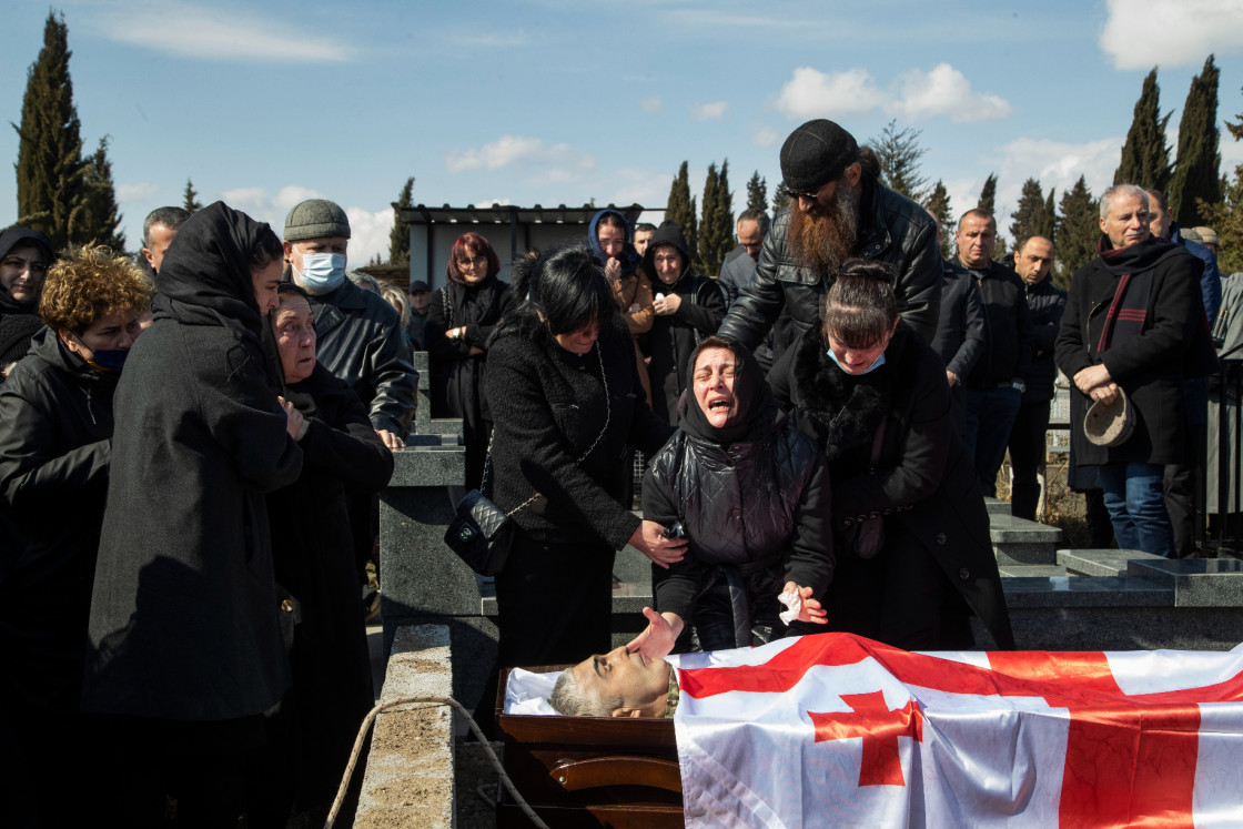 Gyerekek a határon, plüssmackók a dóm előtt, katonák a sírban – az ukrajnai háború 31. napja képekben