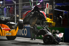 Kettészakadt Mick Schumacher alatt a Haas a szaúdi F1-időmérőn, hordágyon vitte el a mentő, nem indulhat a futamon, Pérezé az időmérő
