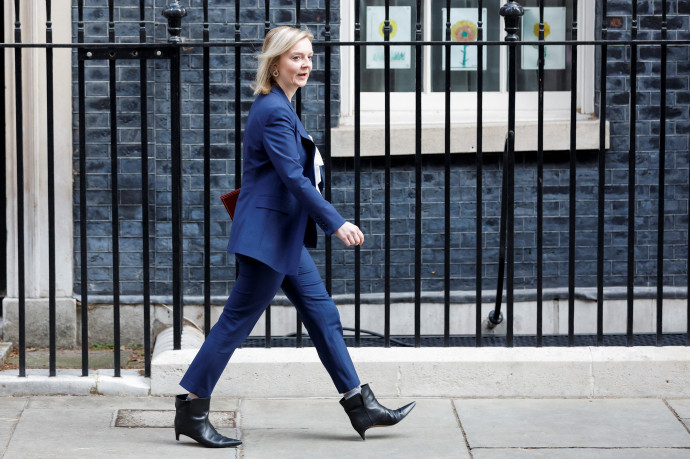 Liz Truss brit külügyminiszter a miniszterelnök hivatalánál március 23-án – Fotó: Peter Cziborra / Reuters