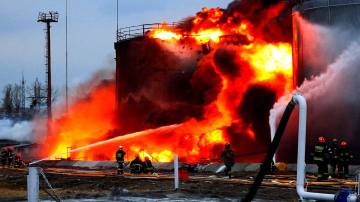 Ukrán tűzoltók oltják a lángokat Lvivben – Fotó: Állami Sürgősségi Szolgálat/Reuters
