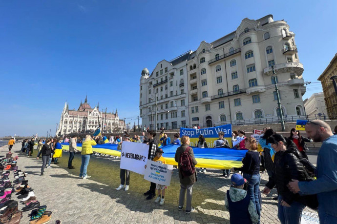A mariupoli áldozatokra emlékezve demonstrálnak a budapesti Cipők a Duna-parton emlékműnél