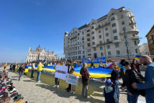 A mariupoli áldozatokra emlékezve demonstrálnak a budapesti Cipők a Duna-parton emlékműnél