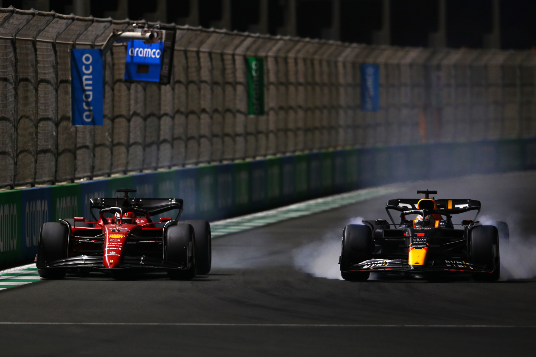 Verstappen visszavágott, Leclerc-t remek manőverrel előzve nyerte a Szaúd-arábiai Nagydíjat