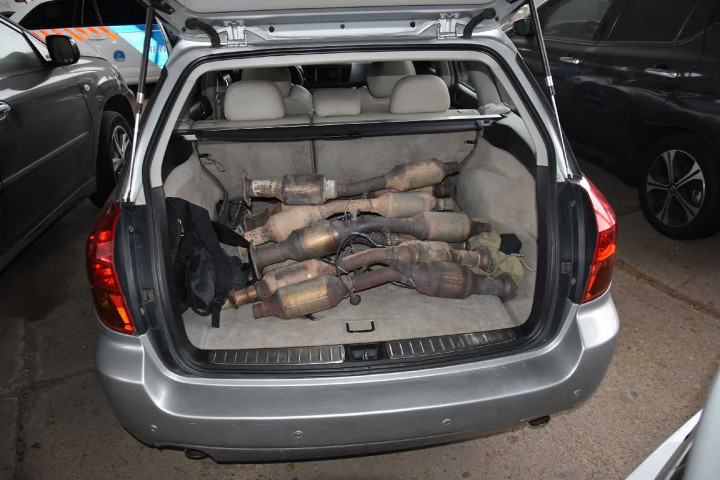 2021. május 25-én a Veszprémi Rendőrkapitányság járőrei elfogtak két férfit és az intézkedés során az autó csomagterében összesen kilenc katalizátort találtak – Fotó: police.hu