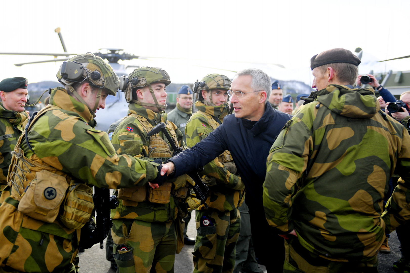 Jens Stoltenberg NATO-főtitkár köszönti a katonákat a Bardufoss légibázison a „Cold Response " NATO-gyakorlaton 2022. március 25-én – Fotó: Annika Byrde / NTB / AFP