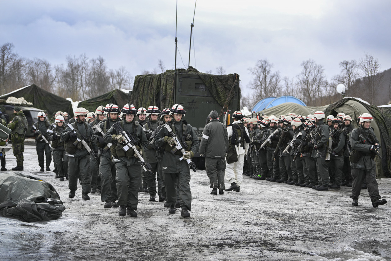 Norvég és svéd katonák a "Cold Response " NATO-hadgyakorlaton 2022. márciusában Norvégiában – Fotó: Anders Wiklund / TT; Jonathan Nackstrand / AFP