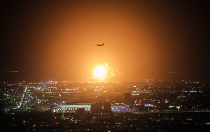 A rakétatámadásban kigyulladt dzseddai olajfinomító 2022. március 25-én – Fotó: Stringer / Anadolu Agency / Getty Images
