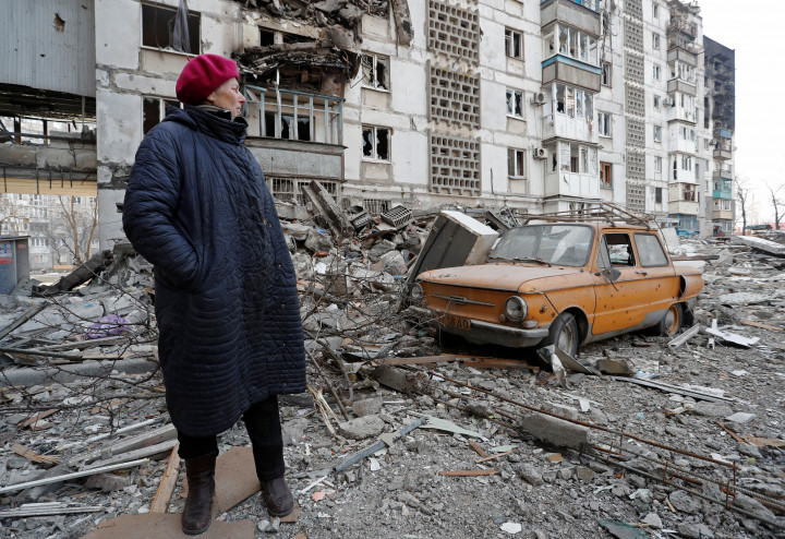 A hetven éves Valentina Demura áll lakhatatlanná vált mariupoli otthona előtt – Fotó: Alexander Ermochenko / Reuters
