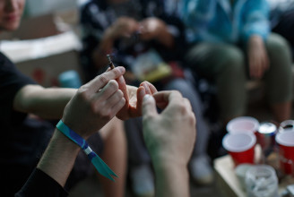 „Nincs, akihez fordulnunk” – a székelyföldi diákok hiányolják az iskolai drogprevenciót