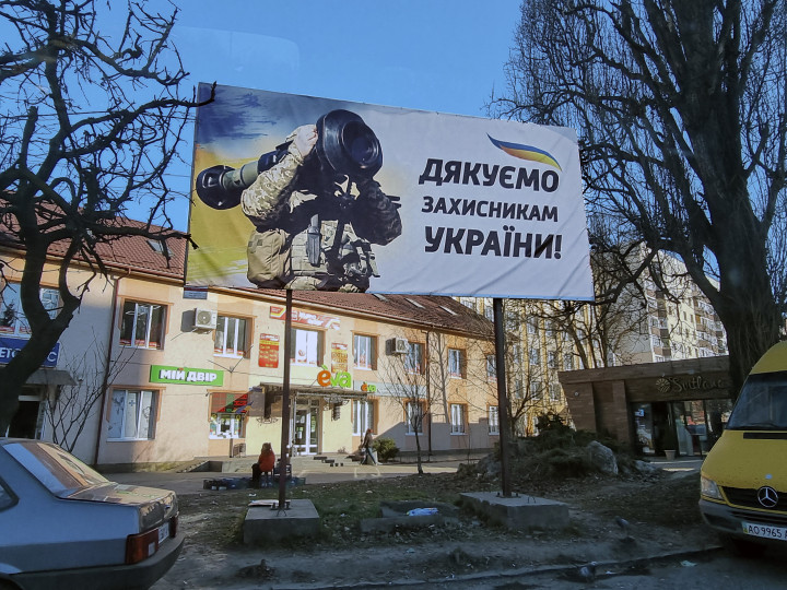 „Köszönjük Ukrajna védőinek!" feliratú plakát Juzsnoukrajinszkban – Fotó: Földes András / Telex