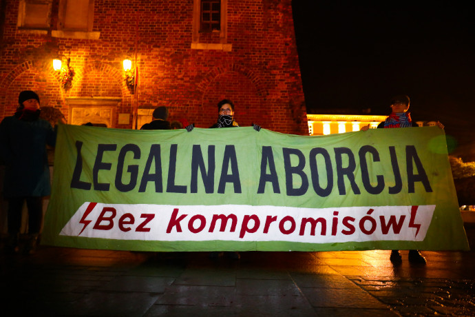 Legális abortuszt követelnek kompromisszumok nélkül krakkói tüntetők 2021 decemberében egy tüntetésen – Fotó: Beata Zawrzel / NurPhoto via AFP