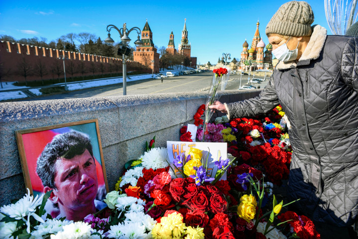 Virágokat helyeznek a Borisz Nyemcov ellen elkövetett merénylet hetedik évfordulóján a gyilkosság helyszínére – Fotó: Alexander Nemenov / AFP