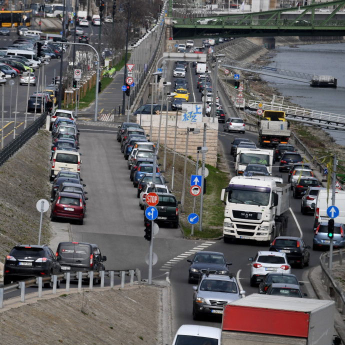 Újabb győzelmet hozhat a Fidesznek, hogy egyre többen autóznak