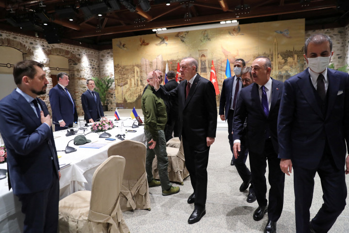 Erdoğan török elnök az orosz és ukrán delegációkkal – Fotó: Murat Cetinmuhurdar / Presidential Press Office / Reuters
