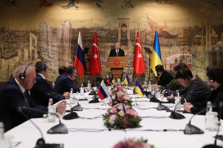 Az orosz és ukrán tárgyalódelegációk Isztambulban – Fotó: Murat Cetinmuhurdar / Presidential Press Office / Reuters