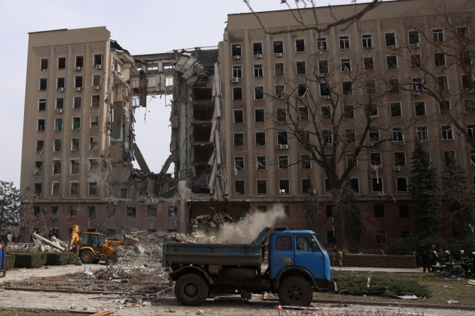 Rakétatalálat érte Mikolajiv fő kormányépületét, legalább heten meghaltak, Isztambulban tűzszüneti tárgyalást tartottak – ez történt kedd reggel óta a háborúban