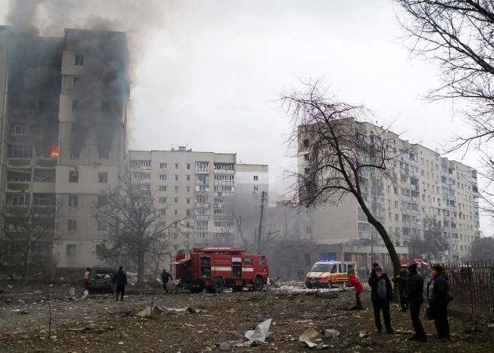 Tűzoltók és mentő egy csernyihivi lakótelepen légitámadás után március 3-án – Fotó: Roman Zakrevskyi / Reuters