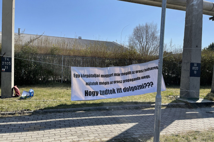 Magányos tiltakozó az MTVA Kunigunda utcai székháza előtt pénteken délelőtt Budapesten – olvasói fotó.