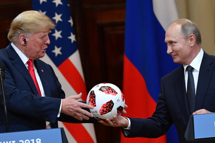 Donald Trump a 2018-as labdarúgó világbajnokság labdáját kapja ajándékba Vlagyimir Putyintól a 2018. június 16-án tartott helsinki találkozójukon – Fotó: Jurij Kadobnov / AFP