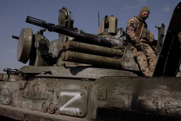 Orosz csapatokat vontak vissza Kijev környékén, de nagy kérdés, hogy ez visszavonulás vagy csak átcsoportosítás