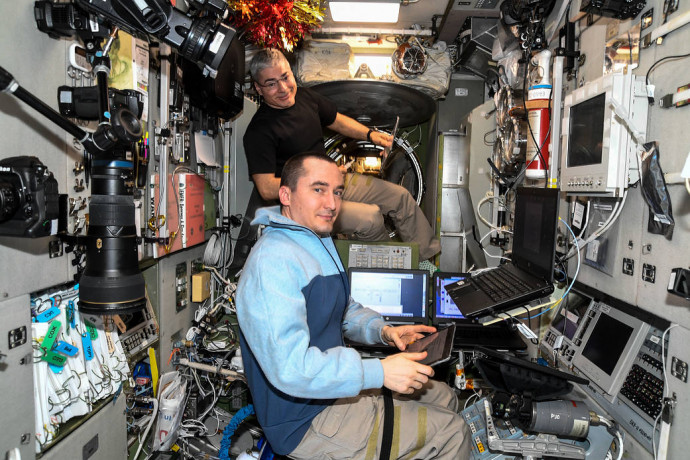 Mark Vande Hei (hátul) és Pjotr Dubrov – Fotó: NASA
