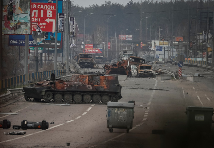 Kiégett orosz harckocsik Kijev külvárosában – Fotó: Gleb Garanich / Reuters