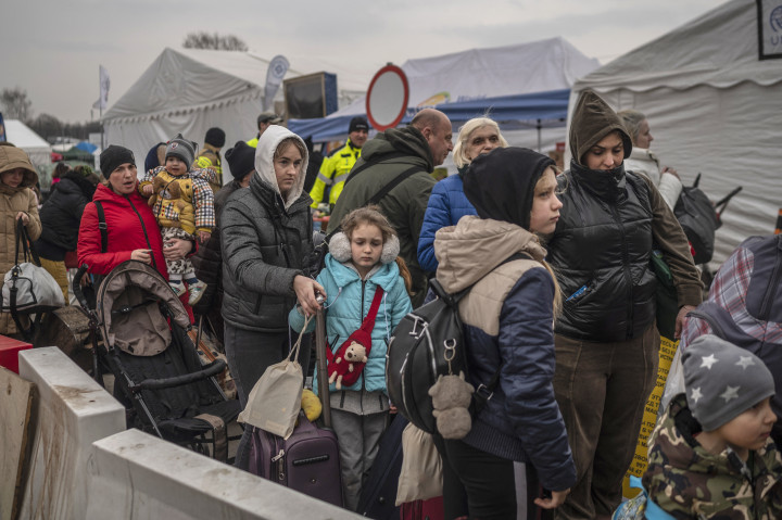 Az orosz invázió elől menekülő ukránok a lengyel határ Medyka átkelőjénél – Fotó: Angelos Tzortzinis / AFP