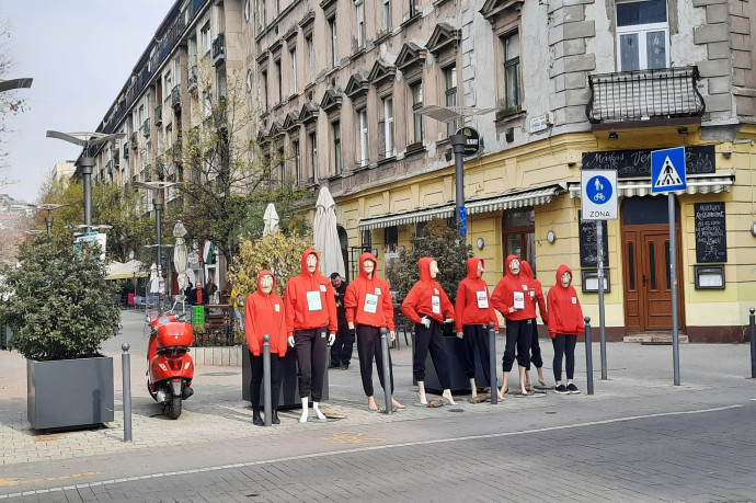 Ellepték a MeMo bizarr, maszkos kampánybábui a főváros és a megyeszékhelyek köztereit