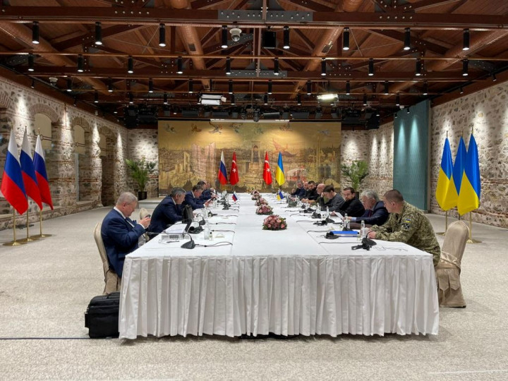 A tárgyalás delegációi Isztambulban – Fotó: Ukrainian Presidential Press Service / Reuters