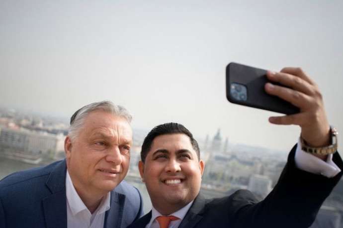 Orbán bedobta a kampányba közös szelfijét Kis Grófóval