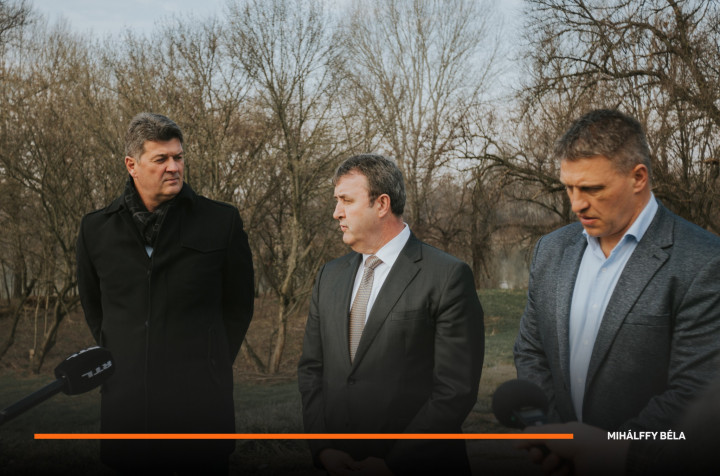 Mihálffy Béla és Bartók Csaba fideszes képviselőjelöltek Palkovics László miniszterrel (középen) a leendő híd helyén. Forás: Mihálffy Béla Facebook oldala.