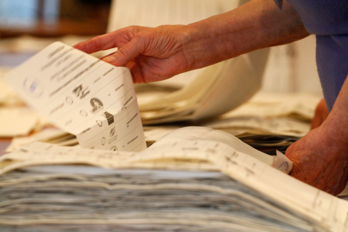 Szabad Európa: Kiviszik, és meg is várják a kitöltést, nem hagynak időt az átgondolásra a szavazólapokat kézbesítő aktivisták Szerbiában