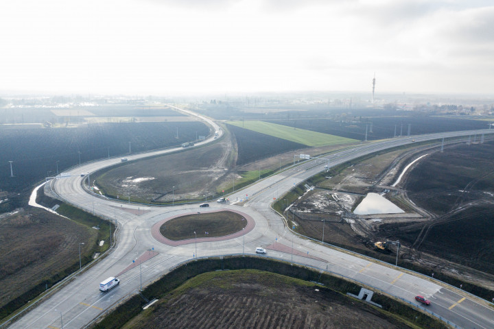 Az M44-es gyorsforgalmi út békéscsabai végpontjában lévő turbó körforgalmi csomópontja a város határában – Fotó: Rosta Tibor / MTVA