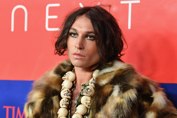 Botrányt csinált egy Lady Gaga-szám miatt Ezra Miller, Az Igazság Ligája sztárja, a rendőrség vitte el