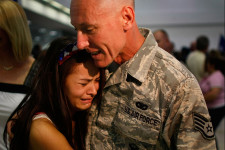 Fact-check: Rengeteg megosztott érzelmes fotón valójában nem ukrán katonák búcsúznak a családjuktól, hanem amerikaiak