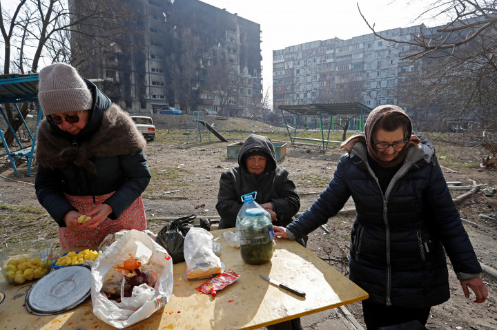 Helyi asszonyok főznek egy mariupoli lakótelepen március 30-án – Fotó: Alexander Ermochenko / Reuters