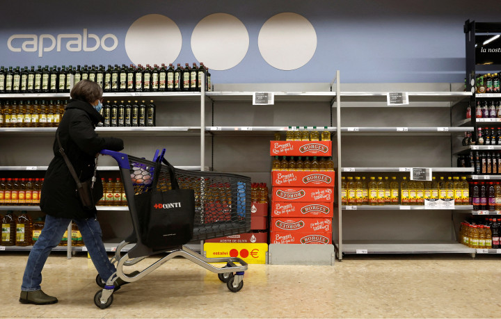 Üres polcok az étolajoknál egy barcelonai szupermarketben – Fotó: Albert Gea / Reuters
