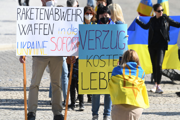 Ukrajna megsegítéséért tüntetők Münchenben 2022. március 6-án. A bal oldali táblán az áll: „rakétavédelmi fegyvereket Ukrajnának azonnal" – Fotó: Felix Horhager / dpa / dpa Picture-Alliance via AFP