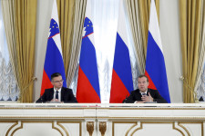 Levonták a szlovén zászlót a kijevi nagykövetségről, mert túlságosan hasonlít az oroszra