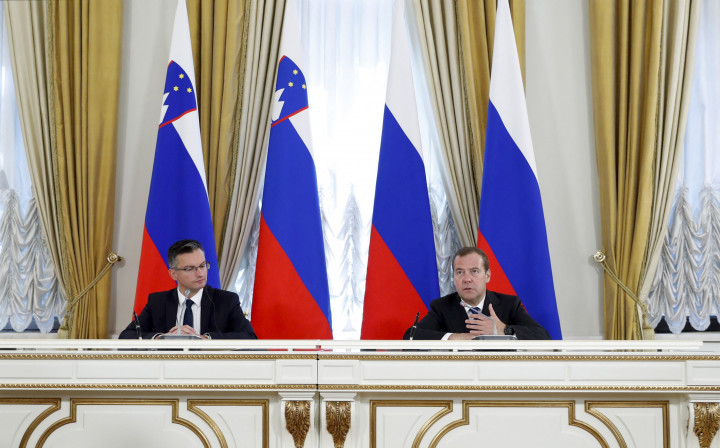 Marjan Šarec és Dmitrij Medvegyev akkori szlovén és orosz miniszerelnök egy 2019-es moszkvai sajtótájékoztatón, mögöttük a két ország zászlaja – Fotó: Dmitrij Asztakov / Sputnik via AFP