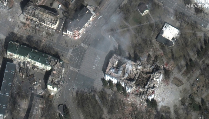 Műholdfelvételen a lebombázott mariupoli színház, előtte GYEREKEK felirattal a járdán – Fotó: Maxar Technologies / Reuters