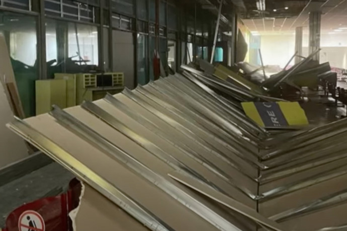 Videón, ahogy kidönti a palermói reptér egyik falát az erős szél