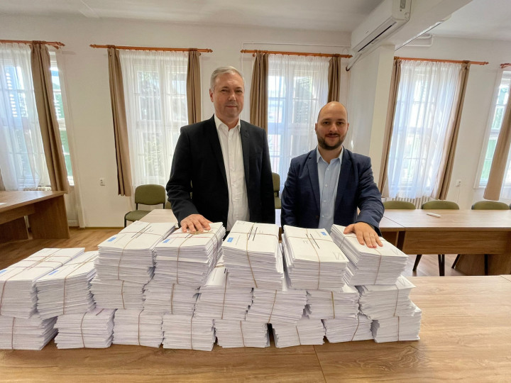 Ferenc Péter, the Mureș county president of RMDSZ and Mihály Levente Kovács, Vice-President of the Mures County Council forwarded 6200 votes to the Consulate General in Ciuc on 25 March – Photo: Ferenc Péter Facebook page