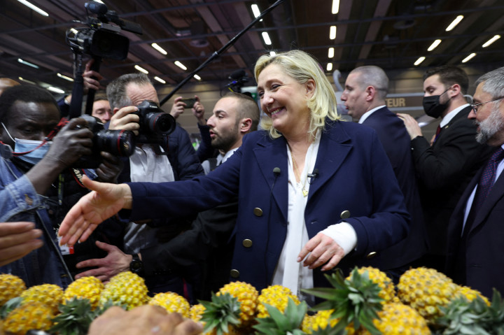 Marine Le Pen az 58. Nemzetközi Mezőgazdasági Vásáron Párizsban, 2022. március 2-án – Fotó: Johanna Geron / Reuters